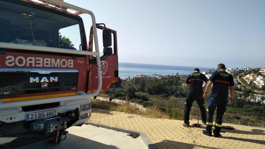 Dos agentes revisan un hidrante.