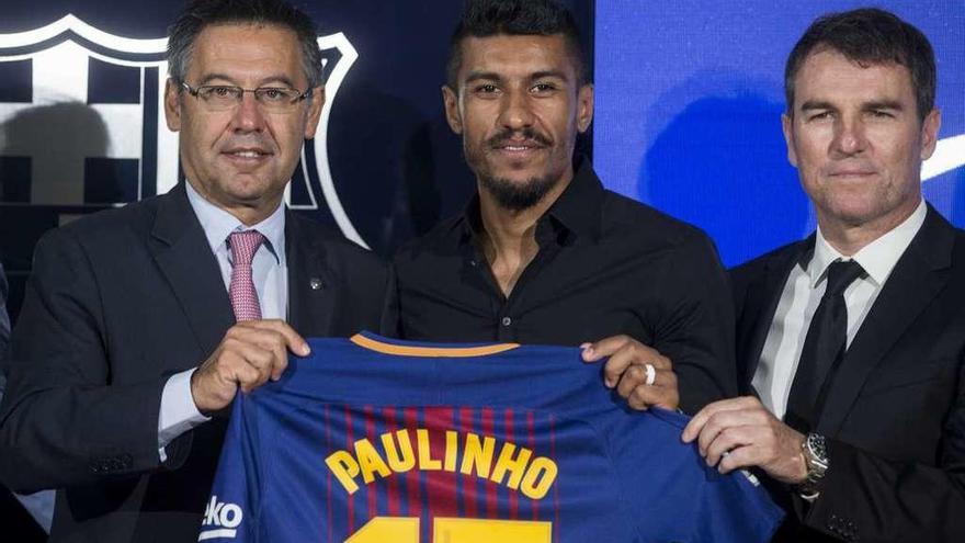 Josep Maria Bartomeu, con Paulinho y el director deportivo Robert Fernández. // Quique García