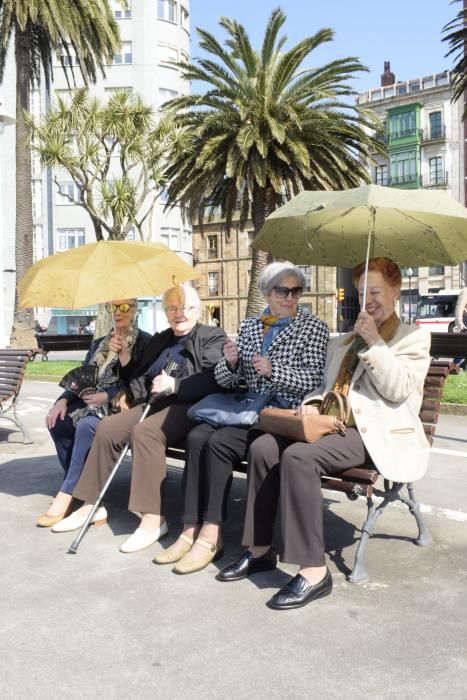 Gente tomando el sol en Gijón