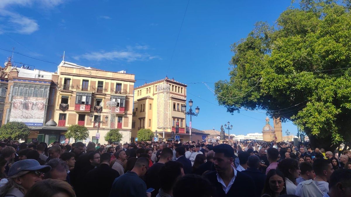 Plaza del altozano abarrotada una hora antes de la salida.