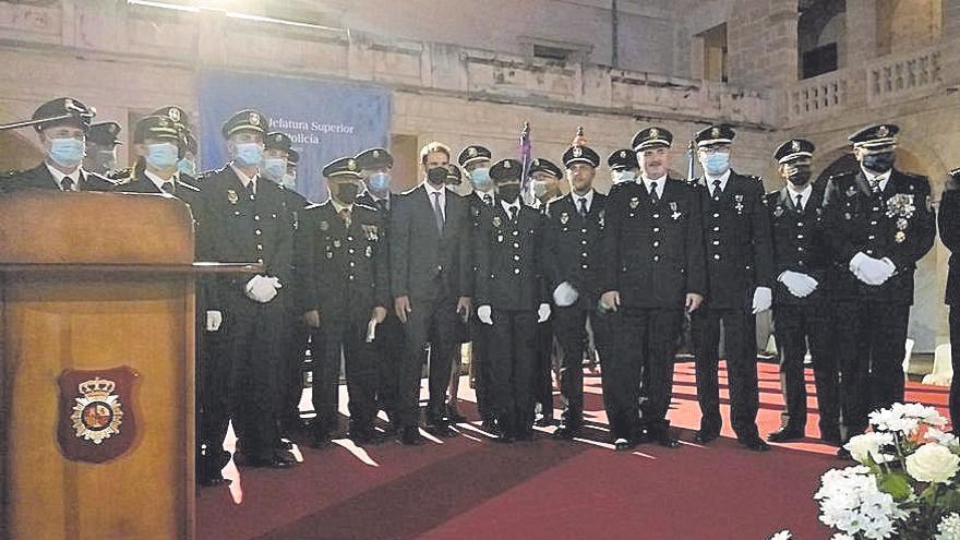 Y  acabó con una foto de grupo con veinte oficiales de Policía.