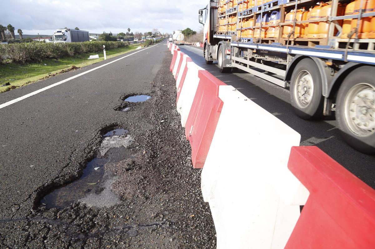 A.J.González Córdoba Daños en el firme de la autovía A-4 A4 a la salida de la ciudad en dirección Madrid