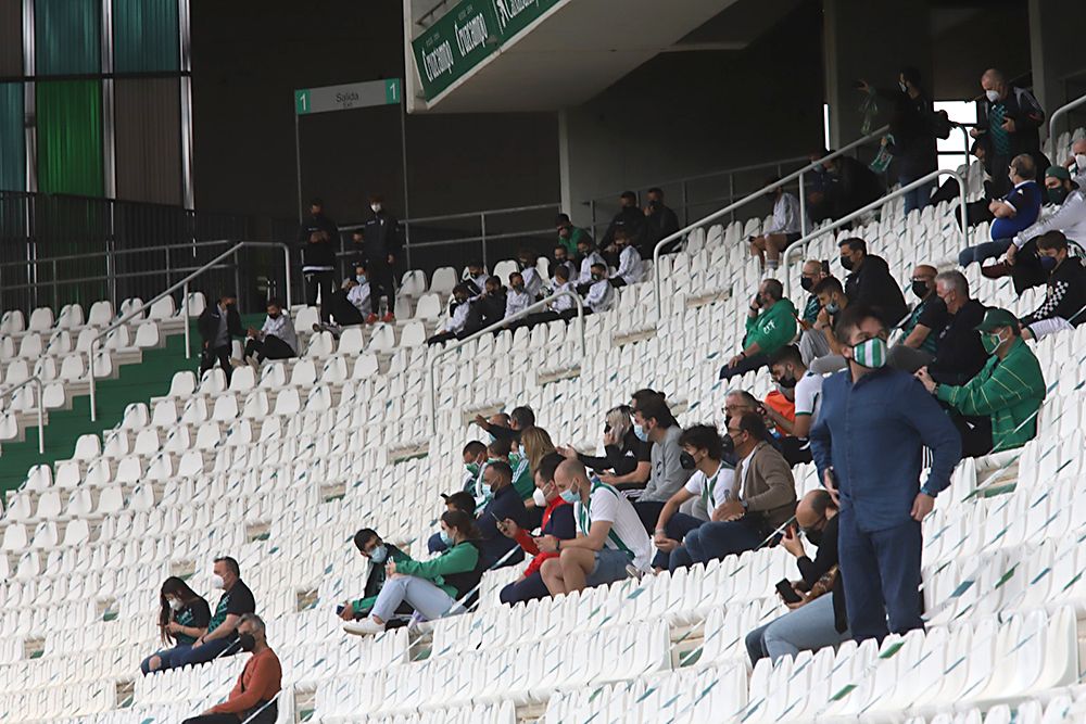 Aficionados asistentes al encuentro Córdoba CF-Cádiz B