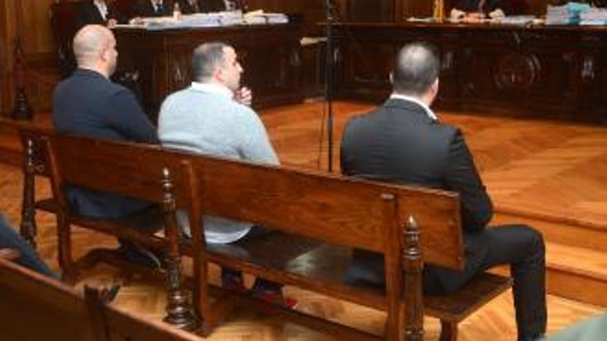 Los acusados, en la Audiencia de Pontevedra en enero. // R. V.