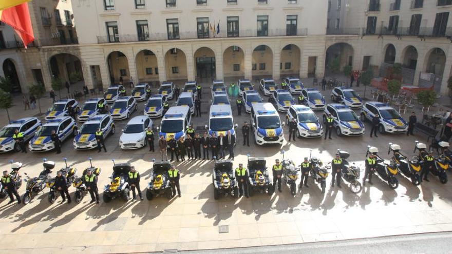 Los vehículos de la Policía Local, hoy en la plaza del Ayuntamiento