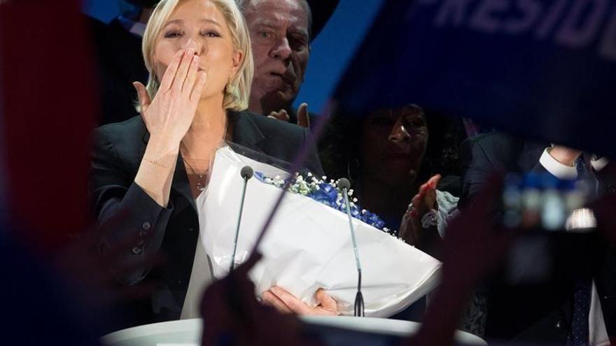 Macron y Le Pen, a la segunda vuelta según el primer sondeo