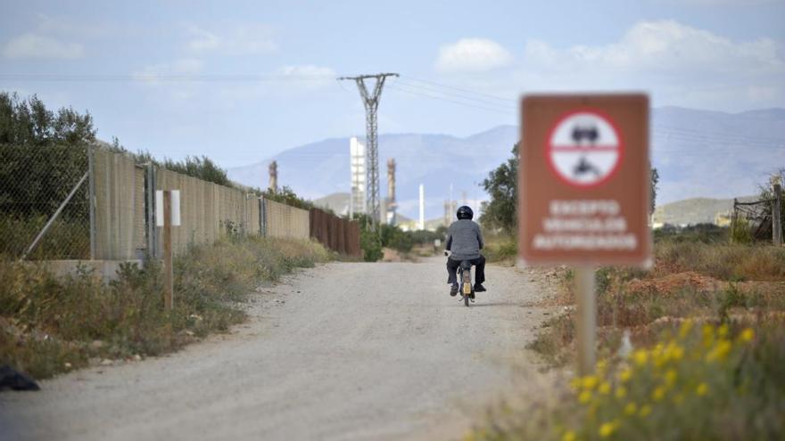 Una persona circula con su ciclomotor por la vía verde a su paso por La Aljorra aunque está prohibido.