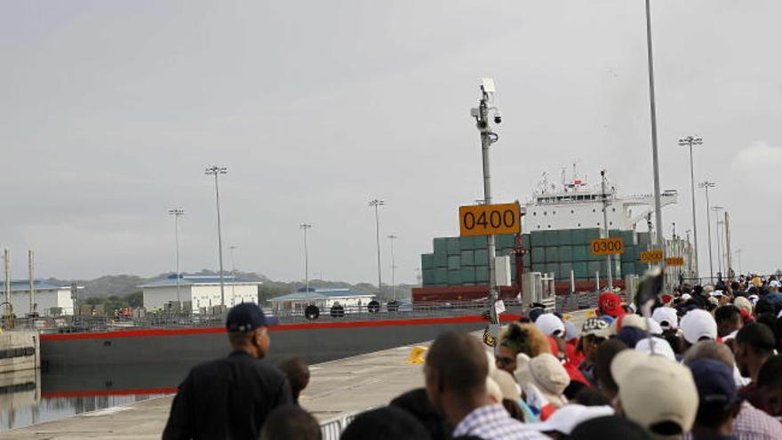 Un barco chino inaugura la ampliación del Canal de Panamá