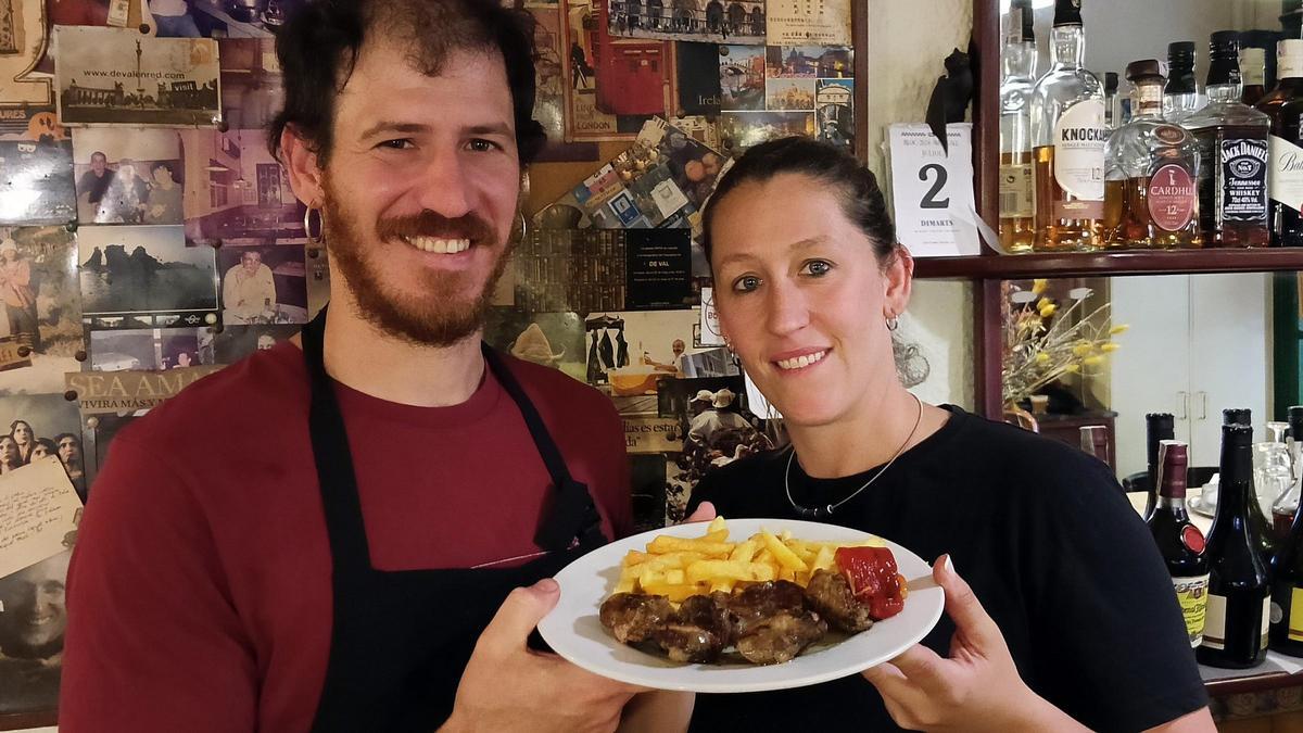 Pau y Marta Boter, del restaurante Cal Boter, con unos riñoncitos de cordero a la brasa.