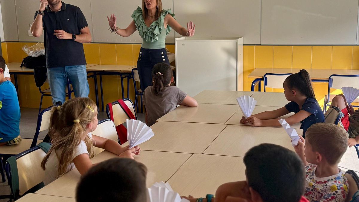 La alcaldesa de Almassora y el concejal de Educación, en la clase con los niños.