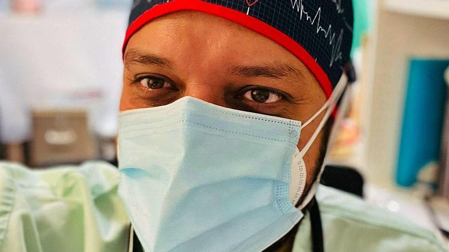 El doctor Julio Armas Castro, en el Hospital del Vinalopó de Elche.
