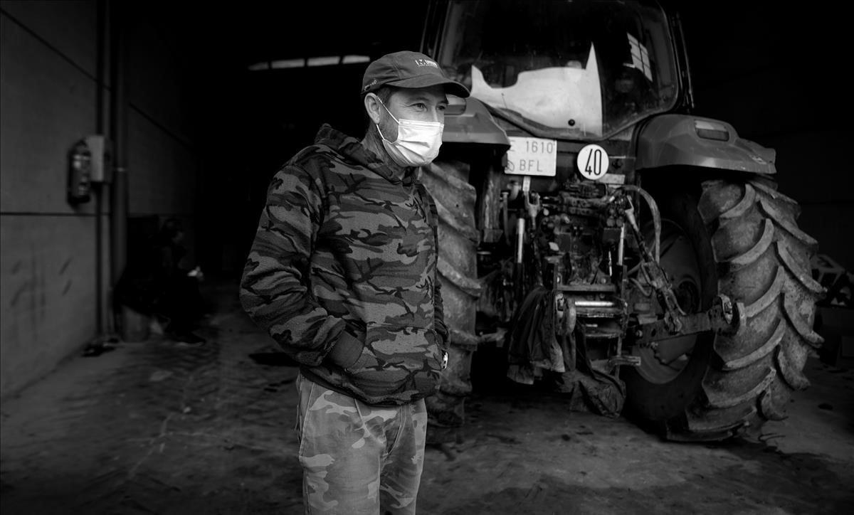 Un agricultor olivarero, en el garaje de su tractor.