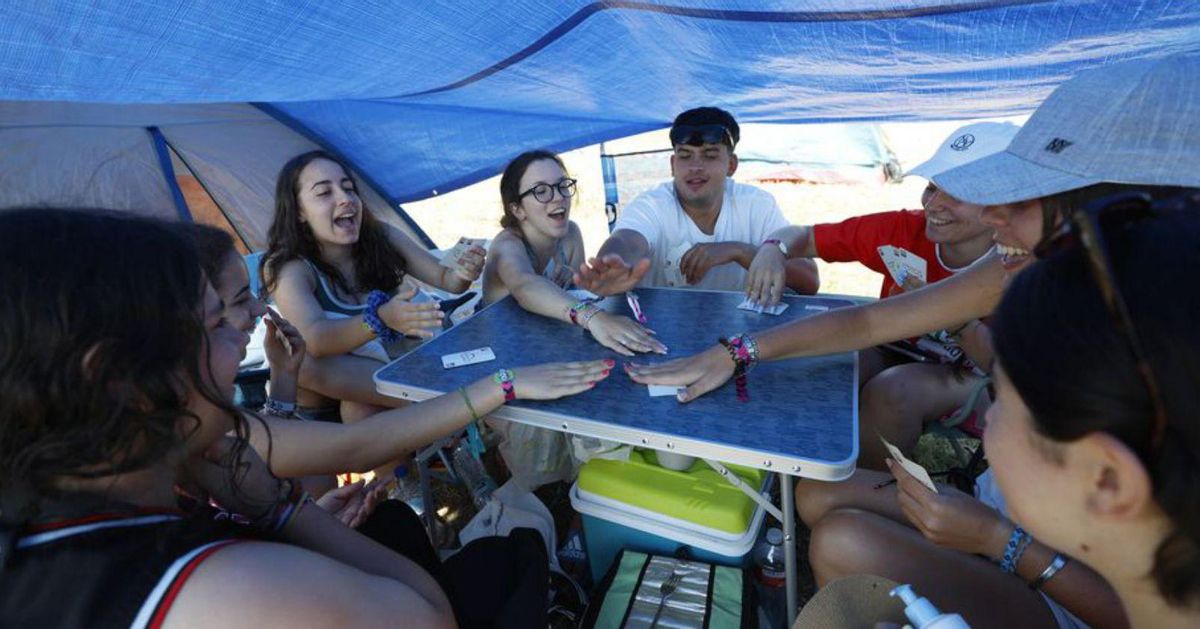 Rodrigo Hernández y sus amigos, jugando a las cartas.