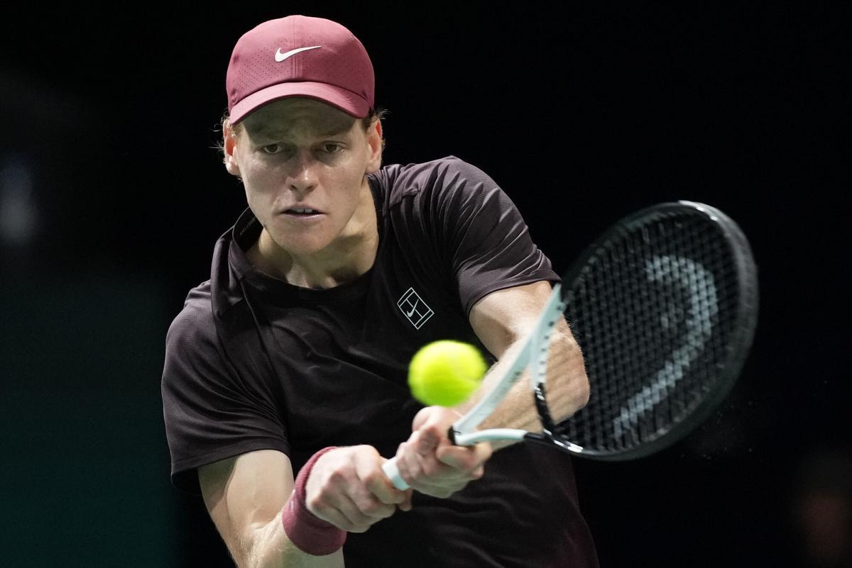 Jannik Sinner, en la semifinal del Masters 1000 de París ante Alexander Zverev