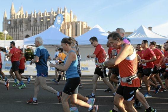 Start der Läufer beim Palma de Mallorca Marathon