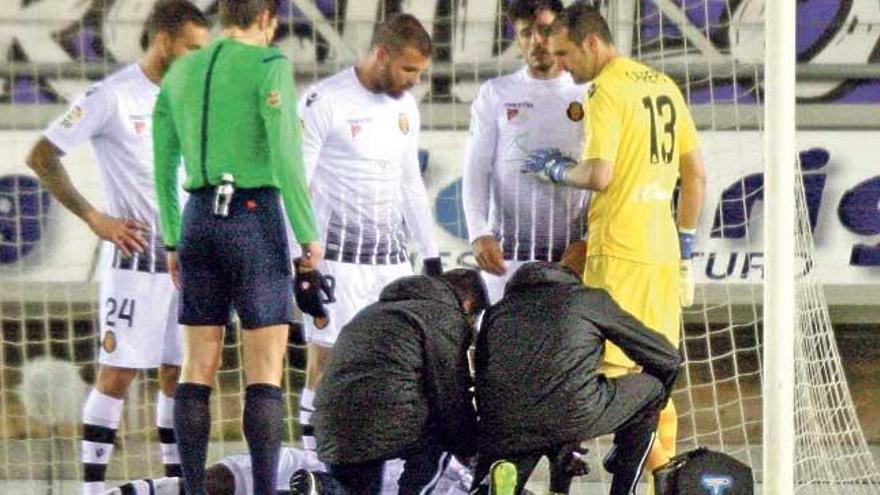 Las asistencias médicas atienden a Pereira durante el partido del domingo en Soria.
