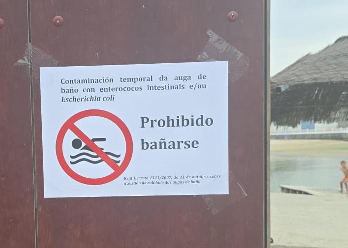 El cartel que puede verse en la playa de Vilaxoán.