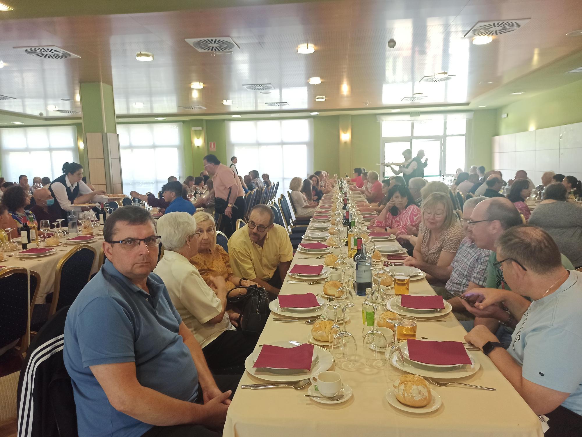 Los de Cayés son multitud: así fue la gran jornada de hermandad de los vecinos