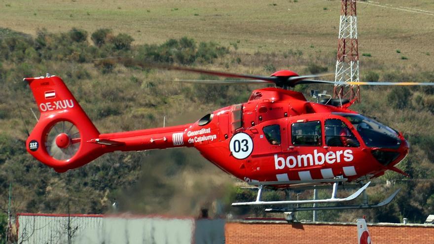 Helicòpter dels Bombers sortint de l'aeroport de Sabadell a fer un rescat, en una foto d'arxiu.