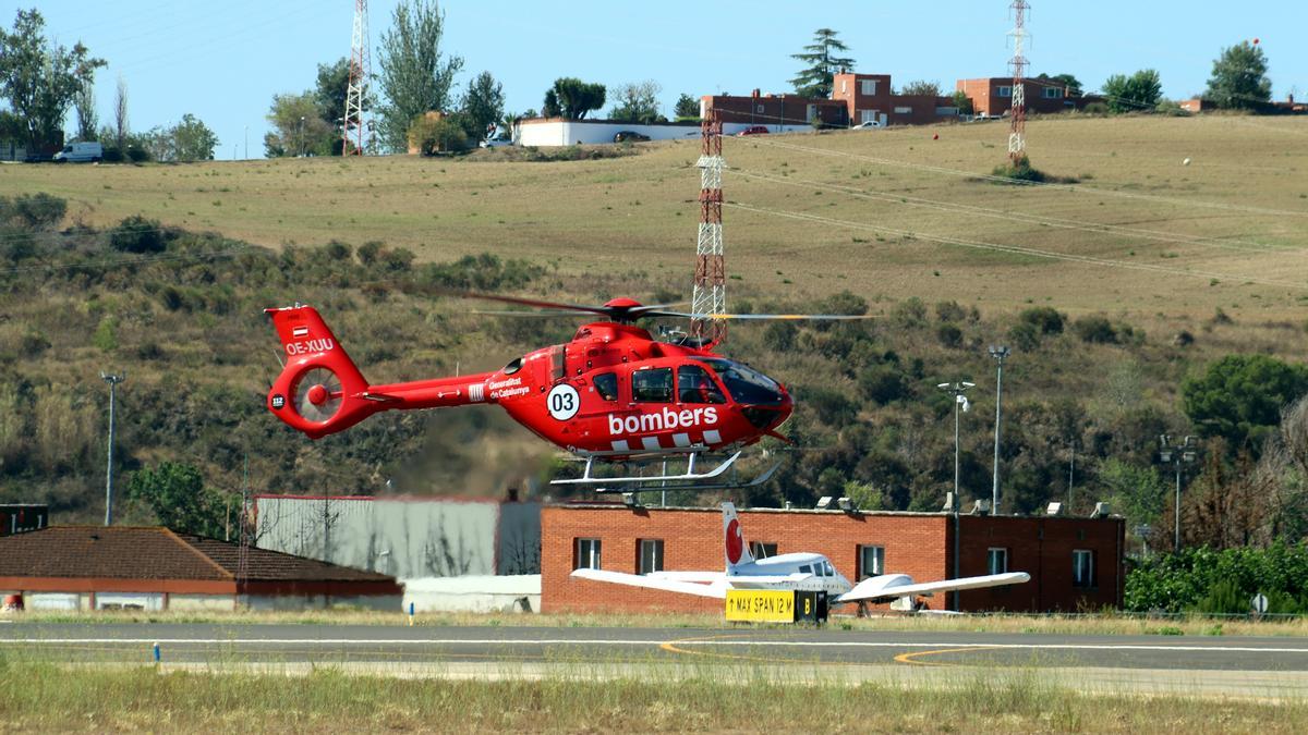 Helicòpter dels Bombers sortint de l'aeroport de Sabadell a fer un rescat