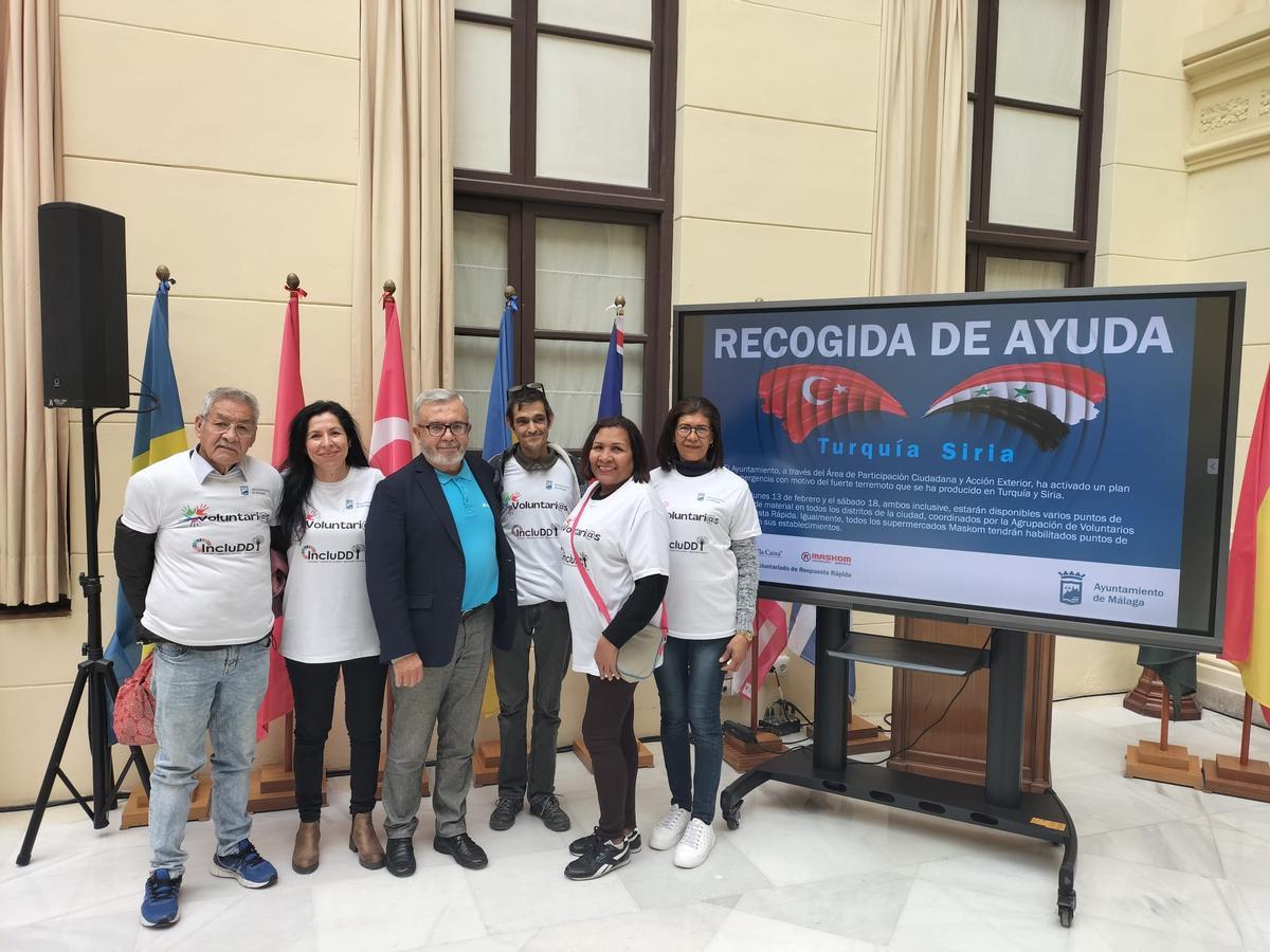 Manuel Calvo junto a voluntarios.