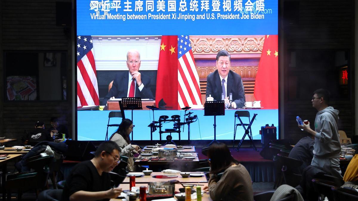 Joe Biden y Xi Jinping, durante su primera reunión virtual