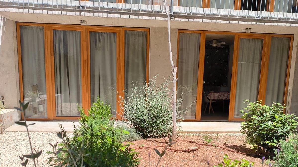 La vivienda ofrece dos puertas que se abren y ninguna ventana.