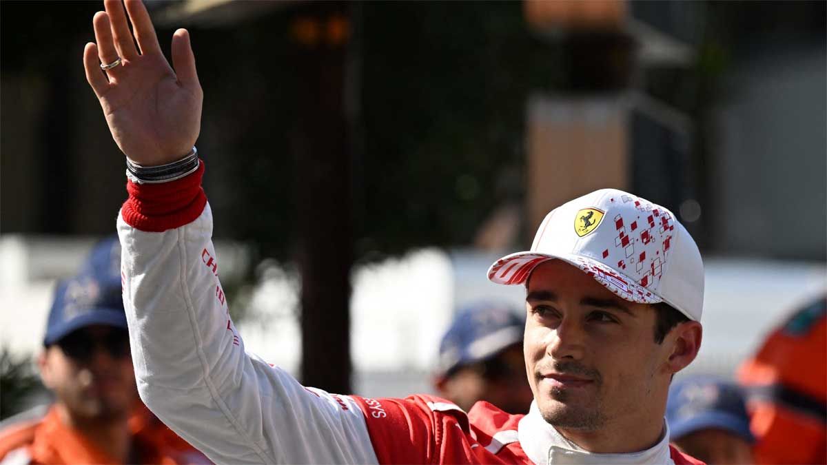 Leclerc saluda a los aficionados en Mónaco