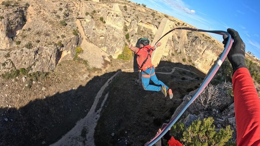 Qué es el 'rope jump', la nueva actividad de riesgo que llega a Aragón: "La sensación es la misma que la del salto base"