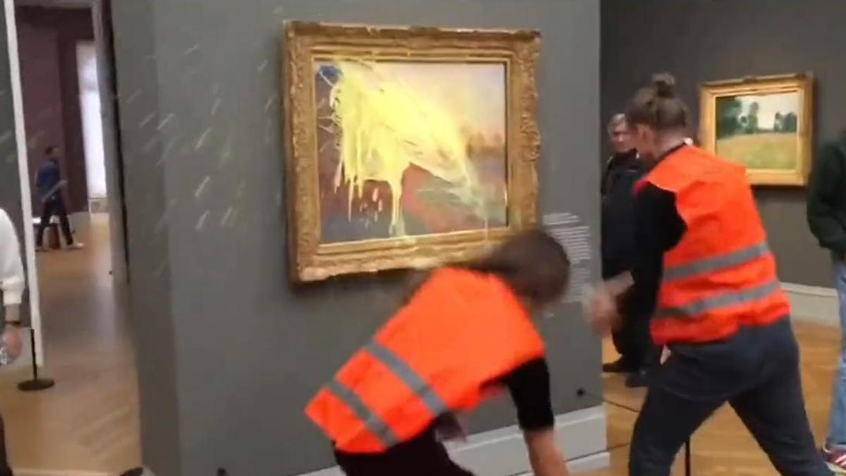 Dos activistas lanzan puré de patatas a un cuadro de Monet en Alemania