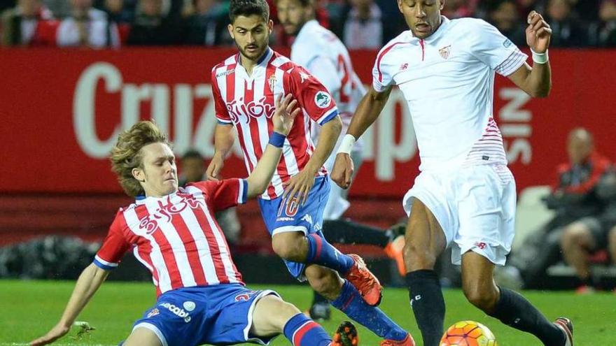 Halilovic se lanza al suelo para intentar cortar un avance de N&#039;Zonzi, con Nacho Cases siguiendo la jugada.