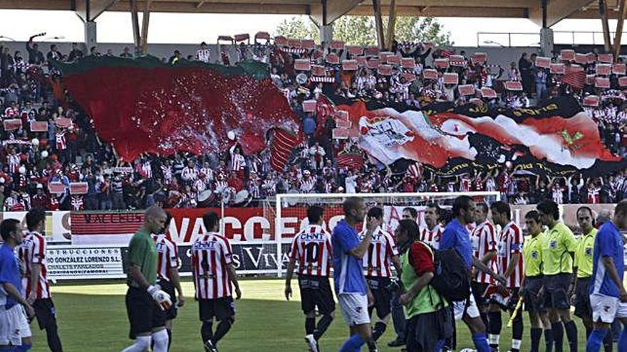 La afición despliega dos &quot;tifos&quot; en el partido frente al Linares.