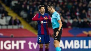 Sánchez Martín, junto a Cancelo, en un lance del FC Barcelona - Atlético de Madrid