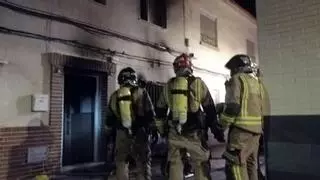 Alarma al incendiarse una casa con 18 personas dentro en Lorca