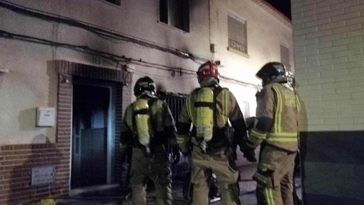 Bomberos trabajan en el lugar del incendio este lunes por la noche en Lorca.