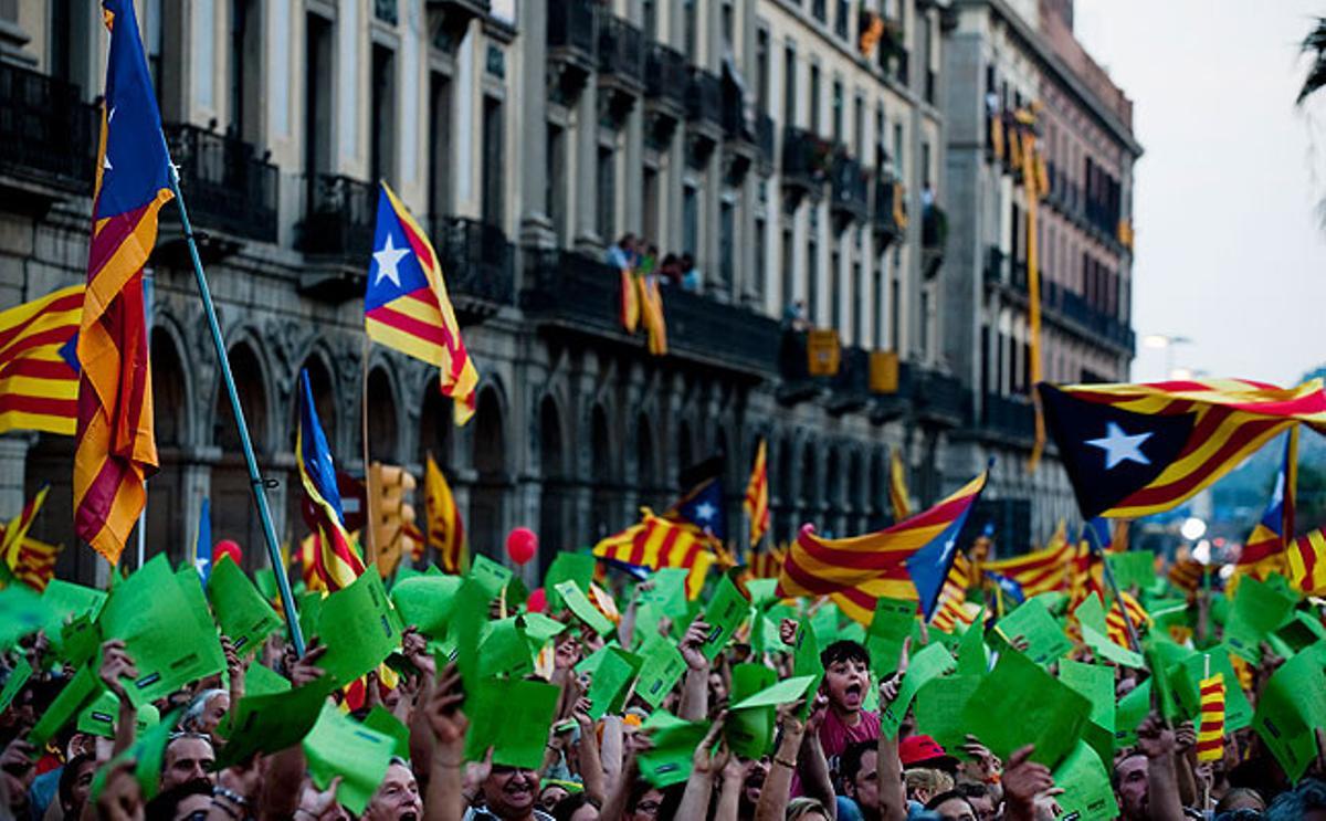 Centenars de manifestants fan onejar els cartells de l’Assamblea amb el lema d’’Independència’.