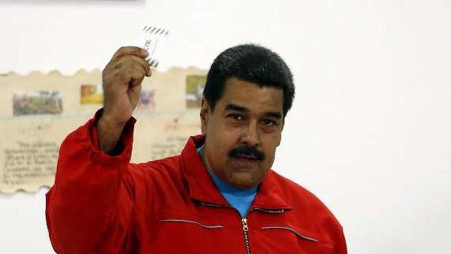 Nicolás Maduro antes de depositar la papeleta. // Efe