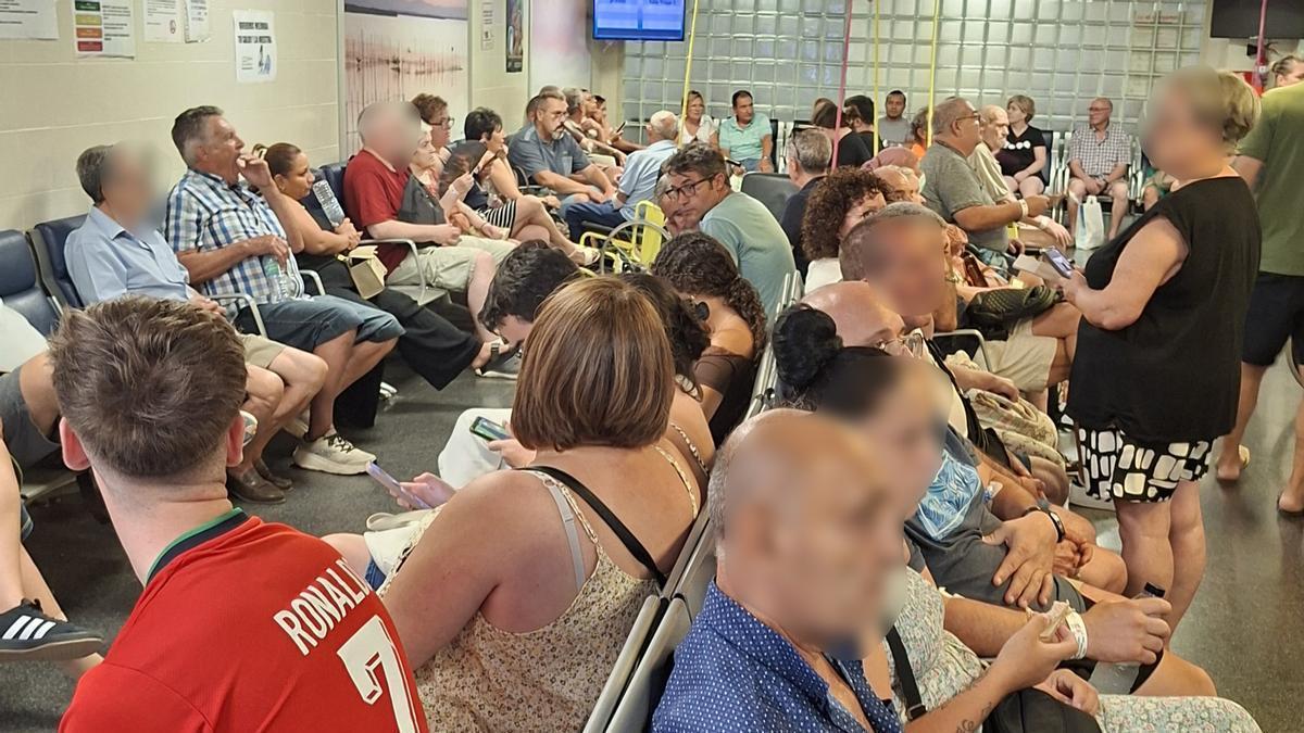 Sala de Urgencias del Arnau de Vilanova saturada este lunes 10 de agosto.