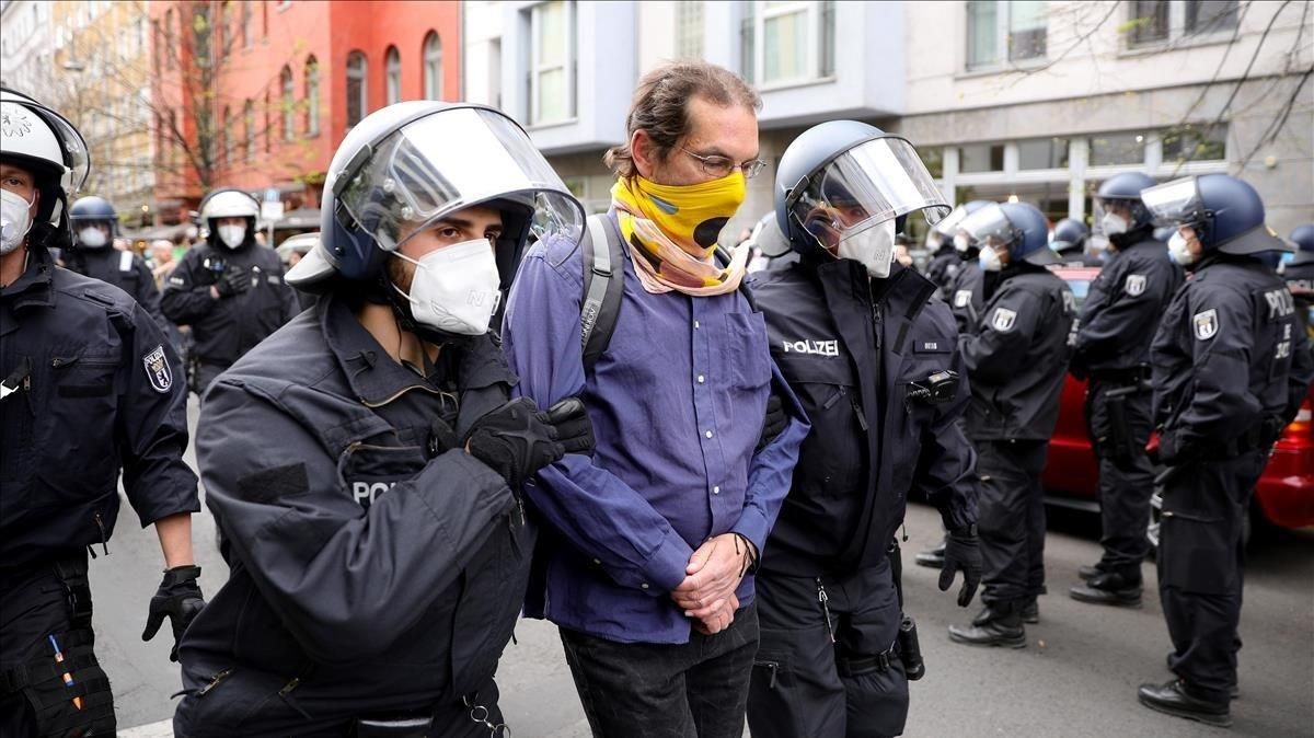 zentauroepp53233061 berlin germany 25 04 2020 police arrest a participant o200425204545 zentauroepp53233061 berlin germany 25 04 2020 police arrest a participant o200425204545