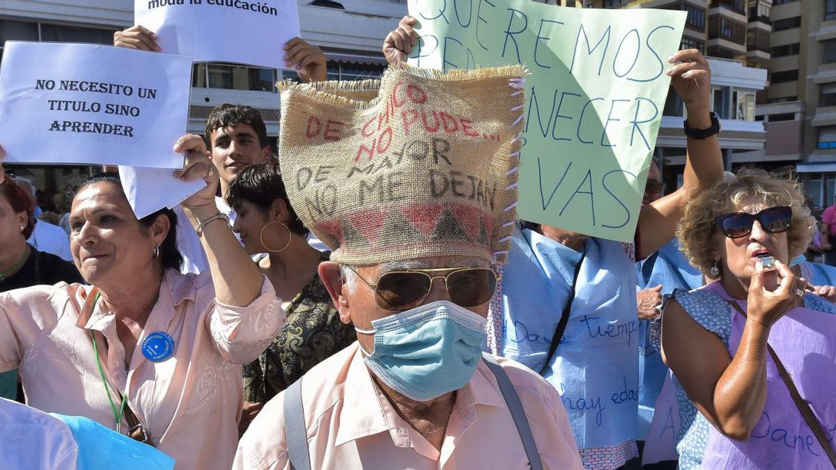 La manifestación del alumnado de los Centros de Educación para Personas Adultas (CEPA), ayer, ante la sede de Presidencia del Gobierno. | | ANDRÉS CRUZ