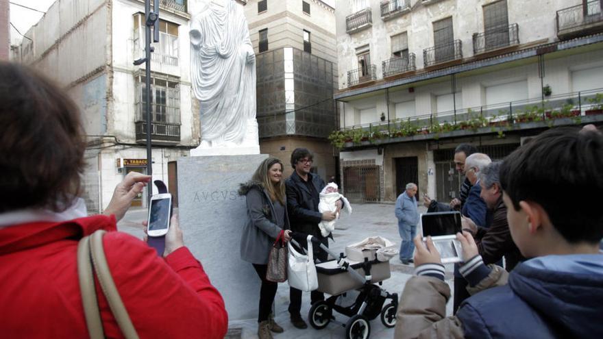 La estatua de Augusto recién ubicada en la plaza San Francisco.