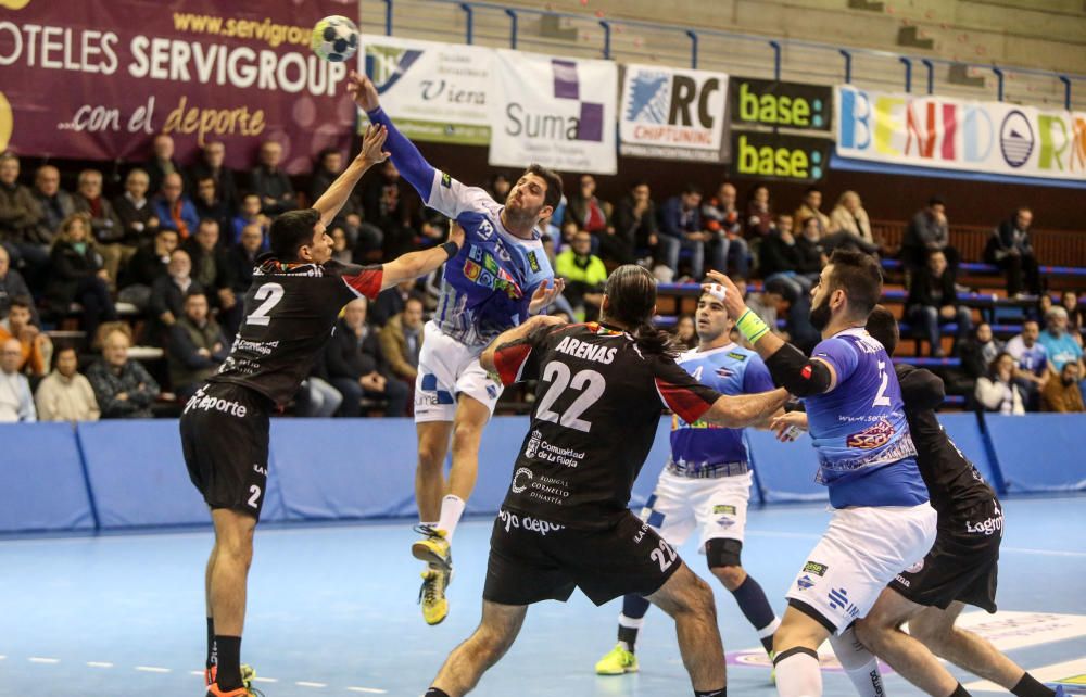 El Balonmano Benidorm da un salto hacia la permanencia ante el Logroño