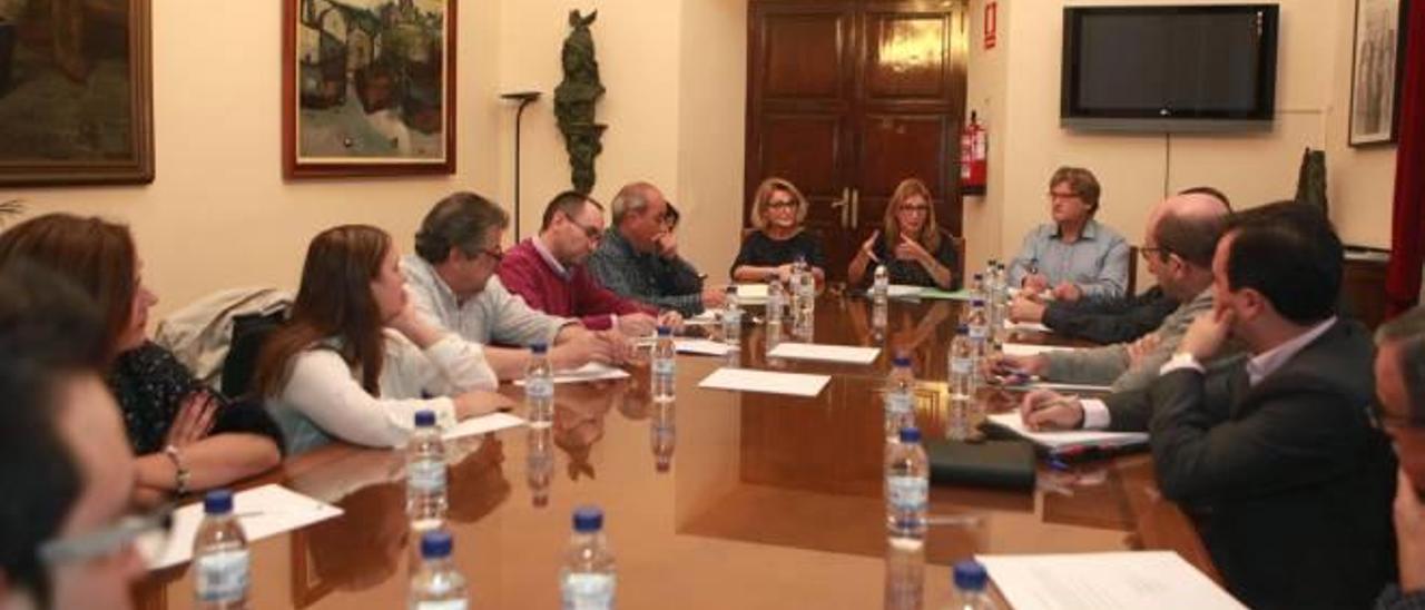 La Junta de Festes se reunió ayer con la alcaldesa y la concejala del ramo.