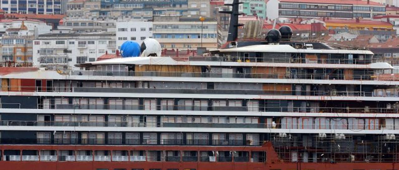 Costado de babor del crucero de ultralujo “Evrima”, en el muelle de Barreras.   | // MARTA G. BREA