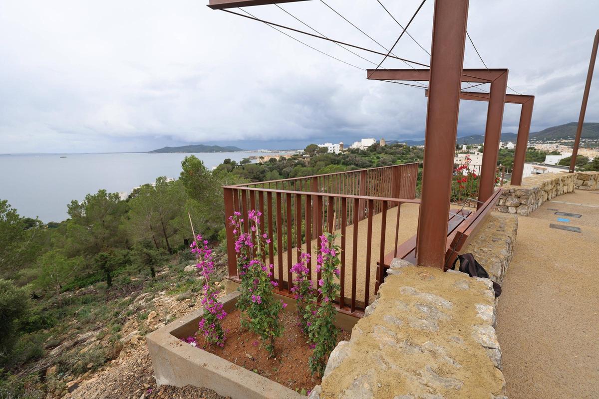 Uno de los miradores en la vía, con vistas al mar.