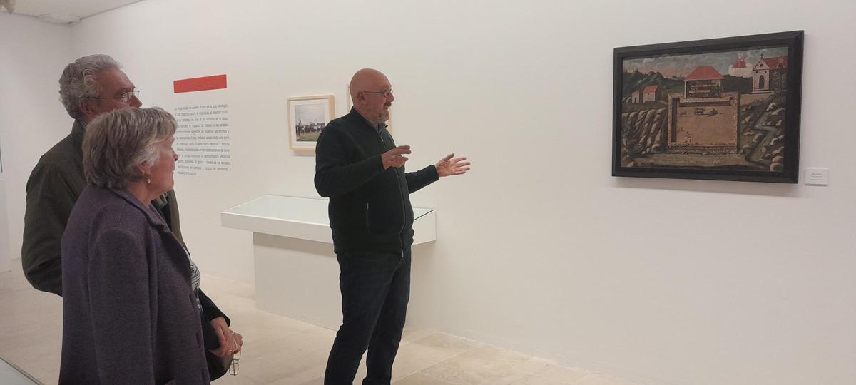 Cruz se detiene en la explicación del exvoto en una visita guiada a la exposición "Lo sagrado en lo cotidiano" en el MECyL de Zamora.