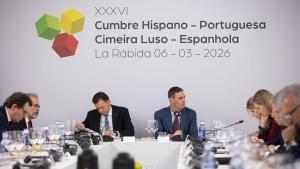 El presidente del Gobierno, Pedro Sánchez (d), y el primer ministro de la República Portuguesa, Luis Montenegro (i), participan en la reunión plenaria de las delegaciones española y portuguesa, que tiene lugar en la Universidad Internacional de Andalucía. . A 6 de marzo de 2026 en Palos de la Frontera, Huelva (Andalucía, España). Este encuentro bilateral entre los gobiernos de España y Portugal persigue impulsar la cooperación entre ambos países en asuntos estratégicos comunes como las infraestructuras, gestión del agua, energía renovables o la digitalización, alimentando un clima de entendimiento mutuo. 06 MARZO 2026 Clara Carrasco / Europa Press 06/03/2026. Pedro Sánchez;Luís Montenegro;Clara Carrasco