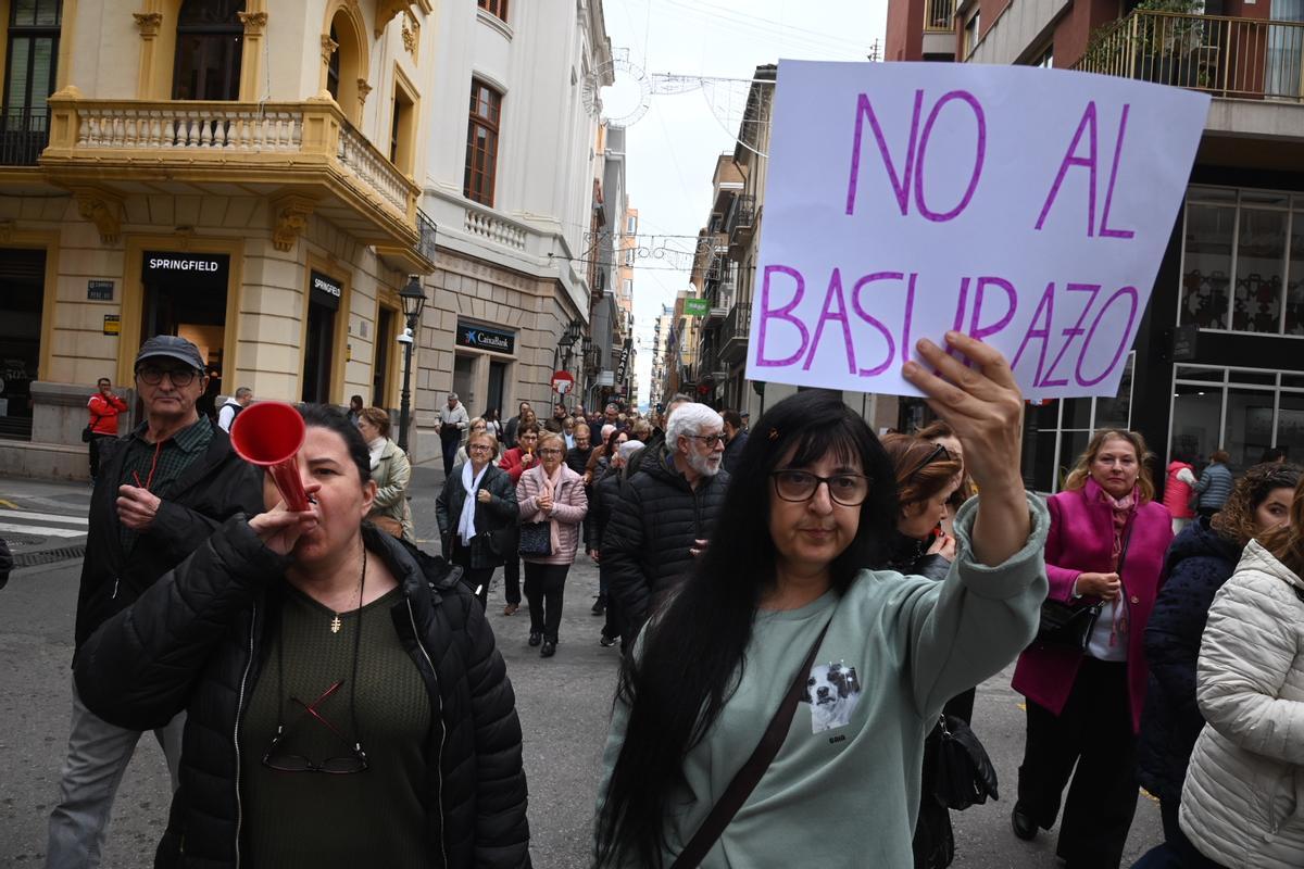 Los asistentes han usado pitos y trompetas para visibilizar su rechazo al 'basurazo'.