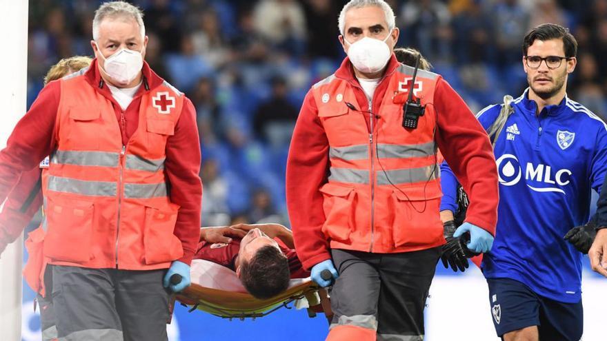 Arnedo es retirado en camilla tras lesionarse de gravedad. |  // CARLOS PARDELLAS