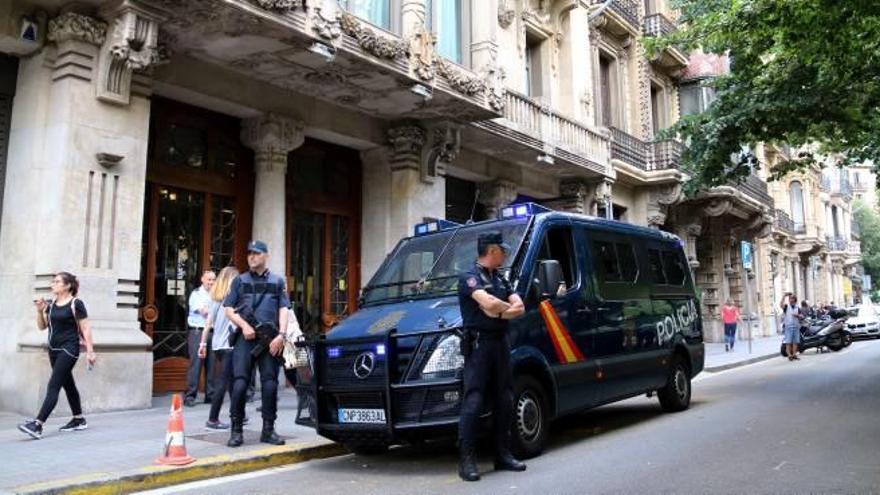 Una furgoneta de la policia espanyola davant la seu del departament d&#039;Economia durant l&#039;escorcoll